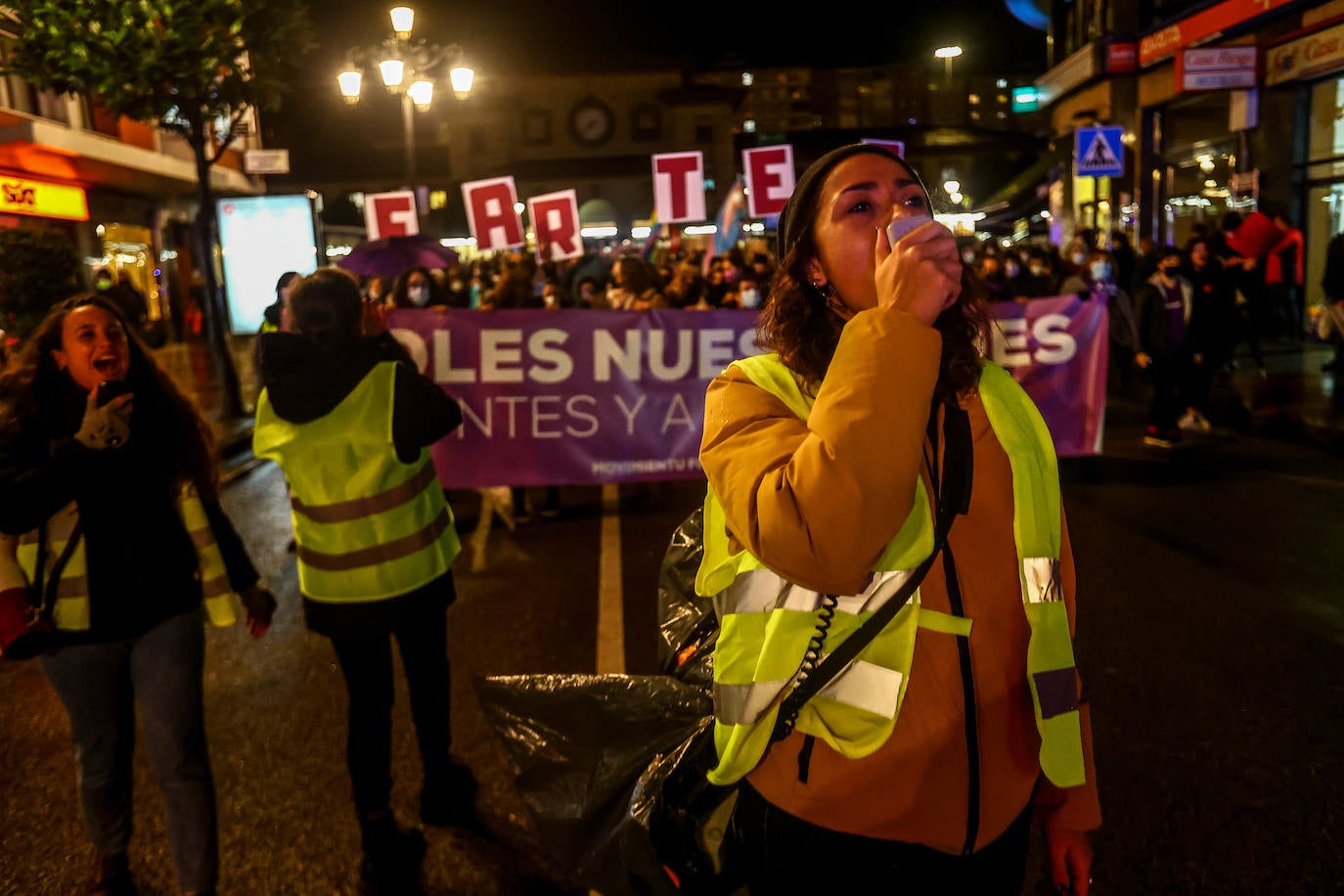 Oviedo acoge la gran manifestación del 25-N en la que más de seiscientas personas, unidas y bajo la lluvia, lanzan un grito de apoyo a las víctimas y reivindican el fin de la violencia machista. La marcha sirve también para poner de relieve el calvario de la violencia vicaria, es decir, el que emplean los agresores para hacer daño a las mujeres a través de sus hijos.