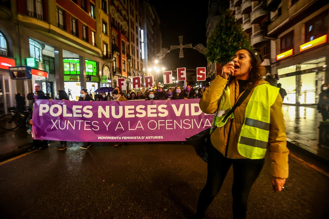 Oviedo acoge la gran manifestación del 25-N en la que más de seiscientas personas, unidas y bajo la lluvia, lanzan un grito de apoyo a las víctimas y reivindican el fin de la violencia machista. La marcha sirve también para poner de relieve el calvario de la violencia vicaria, es decir, el que emplean los agresores para hacer daño a las mujeres a través de sus hijos.