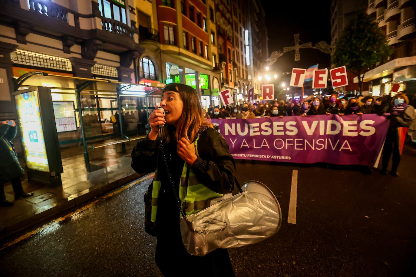 Oviedo acoge la gran manifestación del 25-N en la que más de seiscientas personas, unidas y bajo la lluvia, lanzan un grito de apoyo a las víctimas y reivindican el fin de la violencia machista. La marcha sirve también para poner de relieve el calvario de la violencia vicaria, es decir, el que emplean los agresores para hacer daño a las mujeres a través de sus hijos.