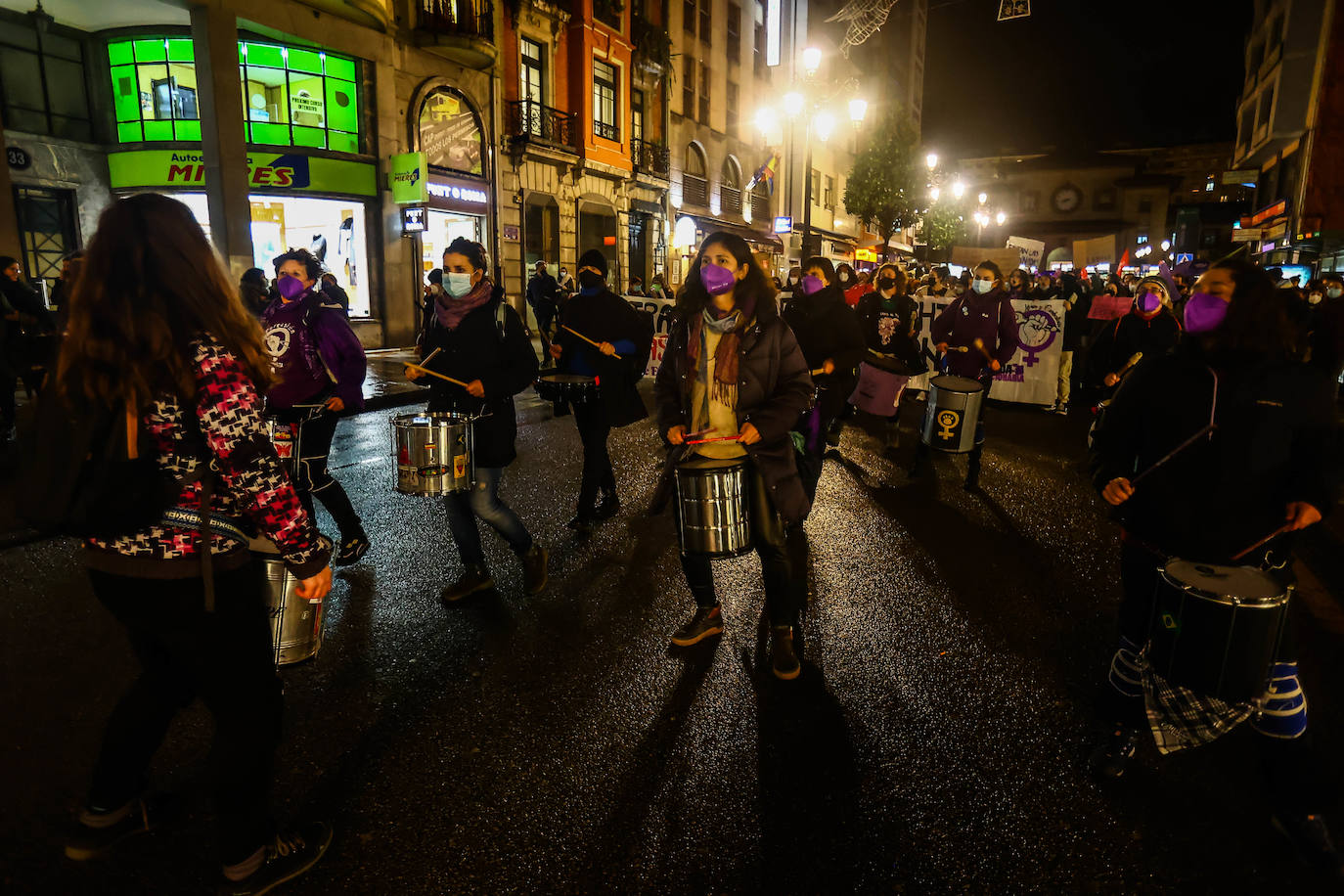 Oviedo acoge la gran manifestación del 25-N en la que más de seiscientas personas, unidas y bajo la lluvia, lanzan un grito de apoyo a las víctimas y reivindican el fin de la violencia machista. La marcha sirve también para poner de relieve el calvario de la violencia vicaria, es decir, el que emplean los agresores para hacer daño a las mujeres a través de sus hijos.
