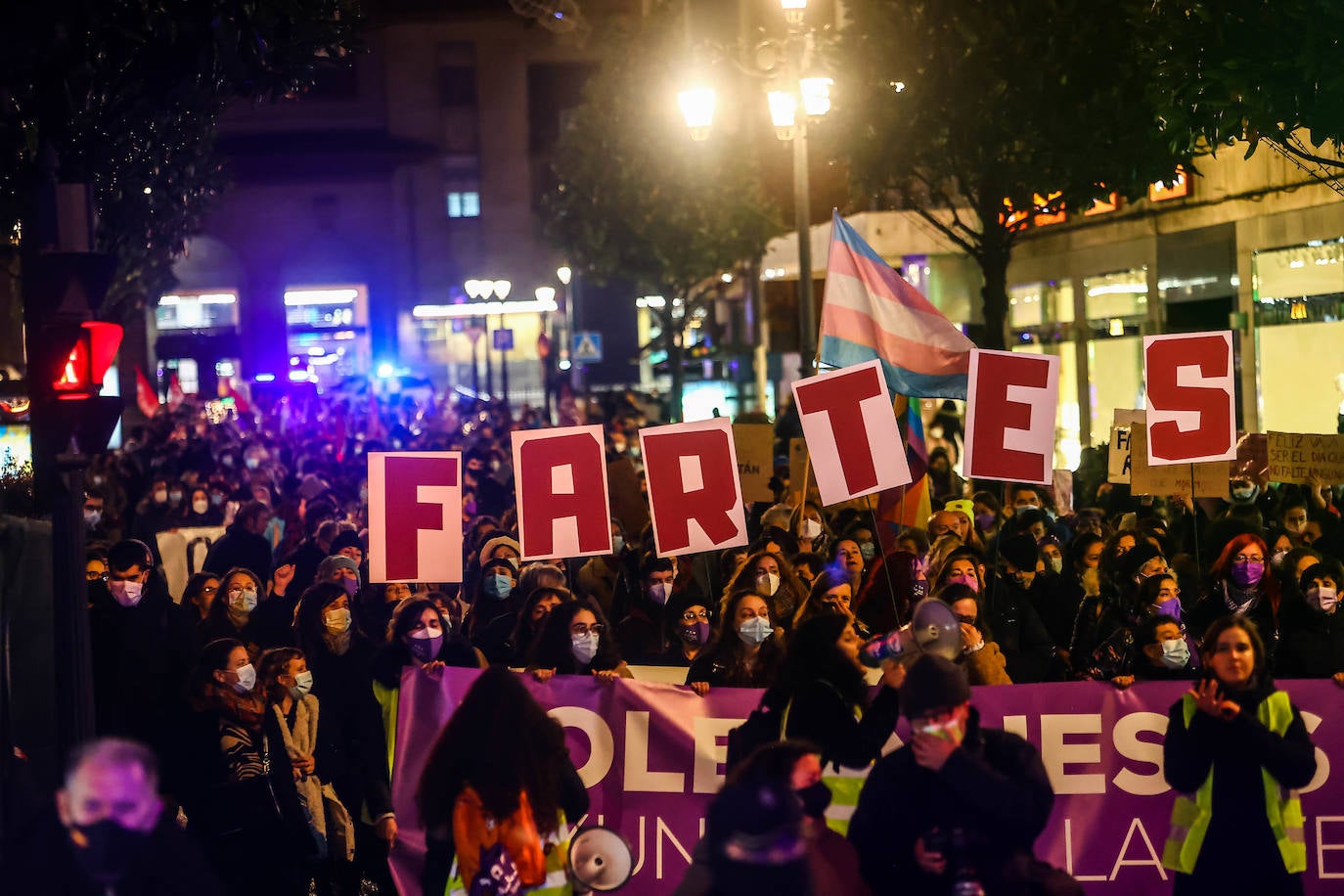 Oviedo acoge la gran manifestación del 25-N en la que más de seiscientas personas, unidas y bajo la lluvia, lanzan un grito de apoyo a las víctimas y reivindican el fin de la violencia machista. La marcha sirve también para poner de relieve el calvario de la violencia vicaria, es decir, el que emplean los agresores para hacer daño a las mujeres a través de sus hijos.