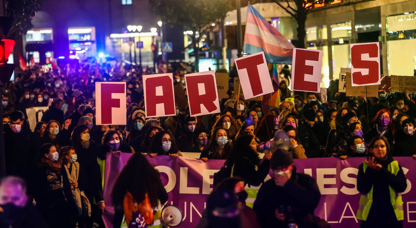 Oviedo acoge la gran manifestación del 25-N en la que más de seiscientas personas, unidas y bajo la lluvia, lanzan un grito de apoyo a las víctimas y reivindican el fin de la violencia machista. La marcha sirve también para poner de relieve el calvario de la violencia vicaria, es decir, el que emplean los agresores para hacer daño a las mujeres a través de sus hijos.
