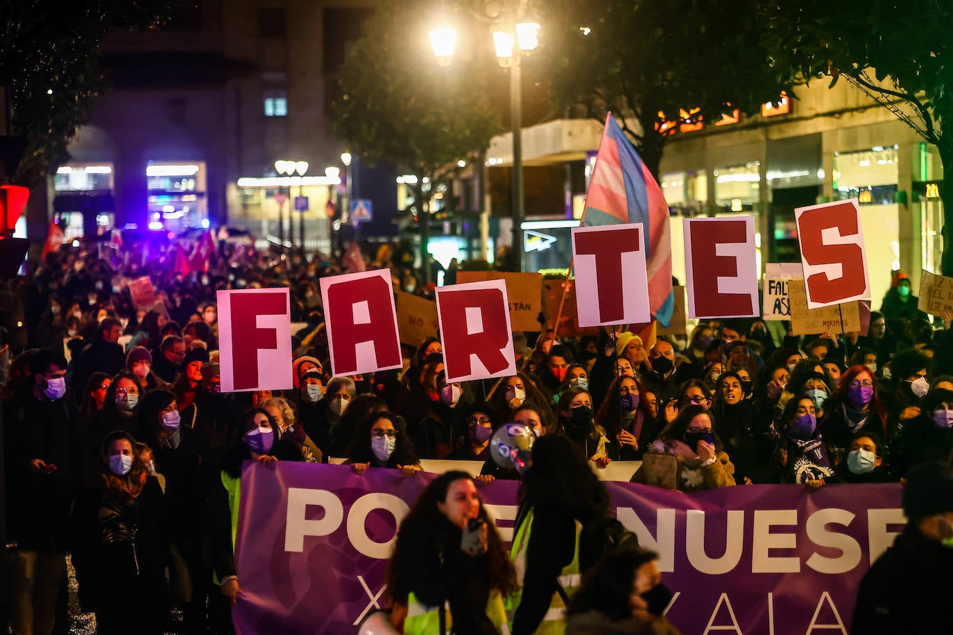 Oviedo acoge la gran manifestación del 25-N en la que más de seiscientas personas, unidas y bajo la lluvia, lanzan un grito de apoyo a las víctimas y reivindican el fin de la violencia machista. La marcha sirve también para poner de relieve el calvario de la violencia vicaria, es decir, el que emplean los agresores para hacer daño a las mujeres a través de sus hijos.