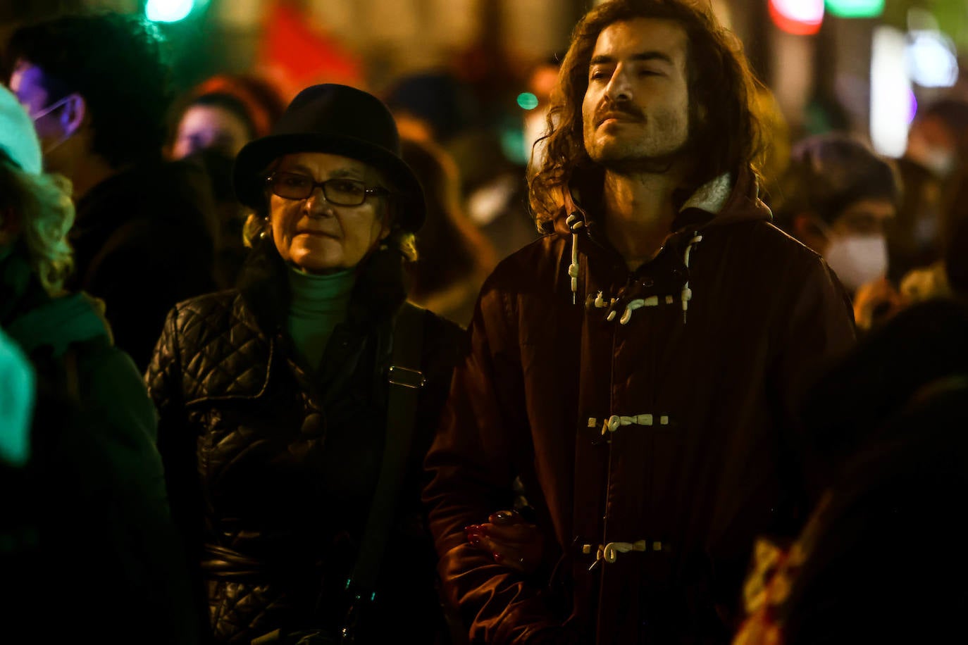 Oviedo acoge la gran manifestación del 25-N en la que más de seiscientas personas, unidas y bajo la lluvia, lanzan un grito de apoyo a las víctimas y reivindican el fin de la violencia machista. La marcha sirve también para poner de relieve el calvario de la violencia vicaria, es decir, el que emplean los agresores para hacer daño a las mujeres a través de sus hijos.
