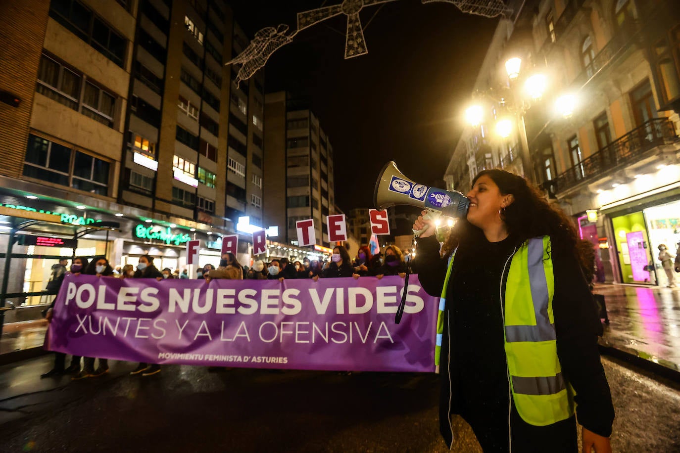 Oviedo acoge la gran manifestación del 25-N en la que más de seiscientas personas, unidas y bajo la lluvia, lanzan un grito de apoyo a las víctimas y reivindican el fin de la violencia machista. La marcha sirve también para poner de relieve el calvario de la violencia vicaria, es decir, el que emplean los agresores para hacer daño a las mujeres a través de sus hijos.