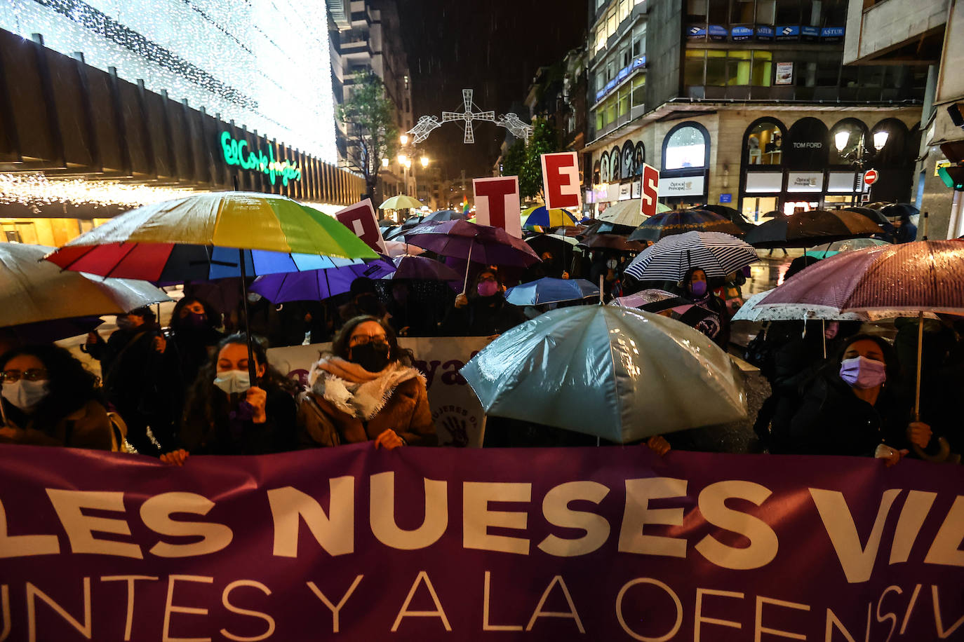 Oviedo acoge la gran manifestación del 25-N en la que más de seiscientas personas, unidas y bajo la lluvia, lanzan un grito de apoyo a las víctimas y reivindican el fin de la violencia machista. La marcha sirve también para poner de relieve el calvario de la violencia vicaria, es decir, el que emplean los agresores para hacer daño a las mujeres a través de sus hijos.