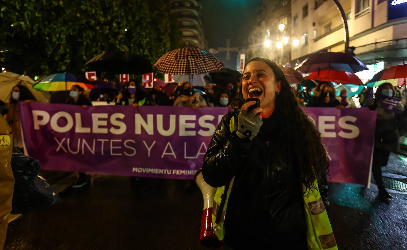 Oviedo acoge la gran manifestación del 25-N en la que más de seiscientas personas, unidas y bajo la lluvia, lanzan un grito de apoyo a las víctimas y reivindican el fin de la violencia machista. La marcha sirve también para poner de relieve el calvario de la violencia vicaria, es decir, el que emplean los agresores para hacer daño a las mujeres a través de sus hijos.