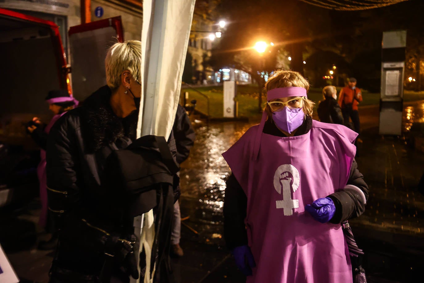 Oviedo acoge la gran manifestación del 25-N en la que más de seiscientas personas, unidas y bajo la lluvia, lanzan un grito de apoyo a las víctimas y reivindican el fin de la violencia machista. La marcha sirve también para poner de relieve el calvario de la violencia vicaria, es decir, el que emplean los agresores para hacer daño a las mujeres a través de sus hijos.