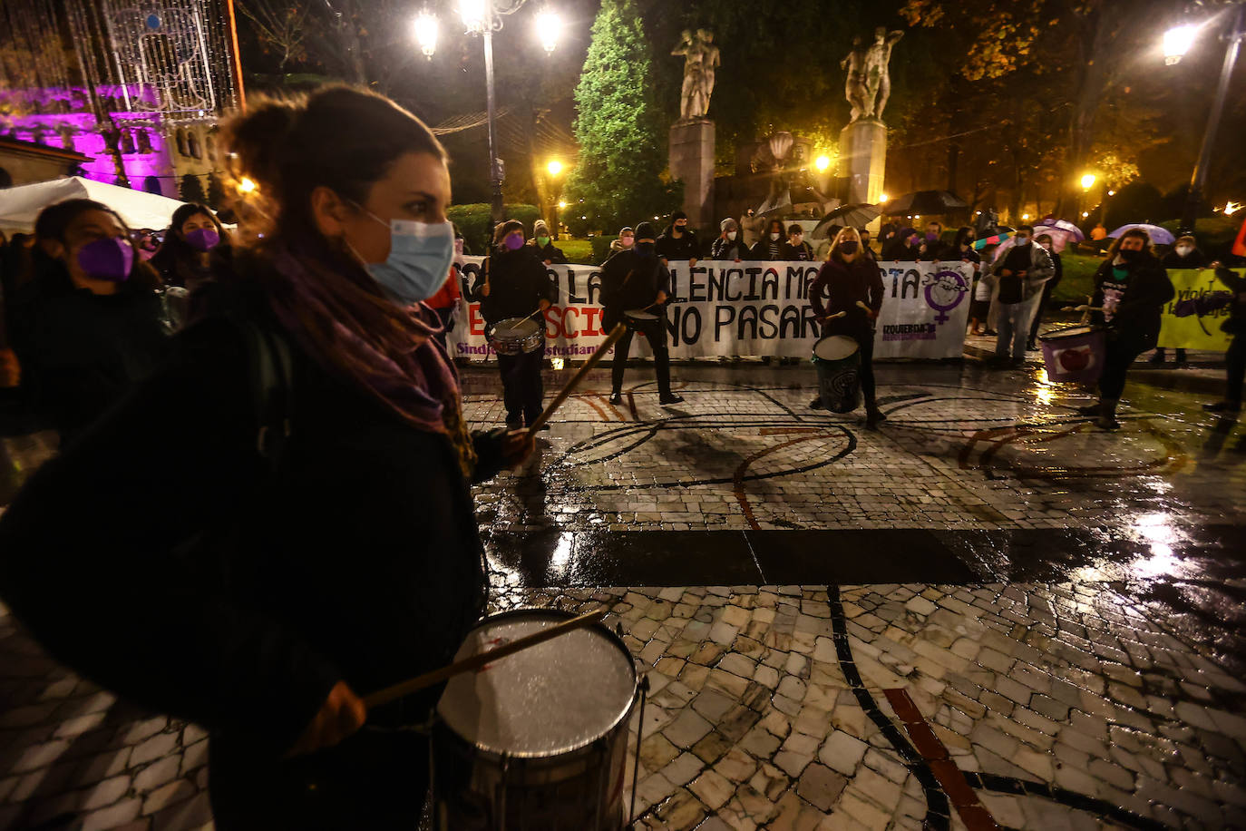 Oviedo acoge la gran manifestación del 25-N en la que más de seiscientas personas, unidas y bajo la lluvia, lanzan un grito de apoyo a las víctimas y reivindican el fin de la violencia machista. La marcha sirve también para poner de relieve el calvario de la violencia vicaria, es decir, el que emplean los agresores para hacer daño a las mujeres a través de sus hijos.