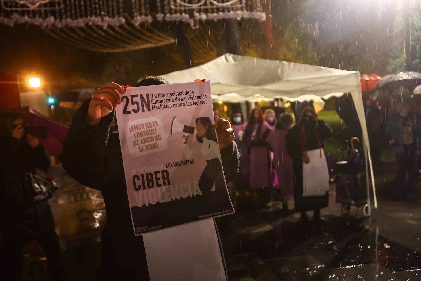 Oviedo acoge la gran manifestación del 25-N en la que más de seiscientas personas, unidas y bajo la lluvia, lanzan un grito de apoyo a las víctimas y reivindican el fin de la violencia machista. La marcha sirve también para poner de relieve el calvario de la violencia vicaria, es decir, el que emplean los agresores para hacer daño a las mujeres a través de sus hijos.