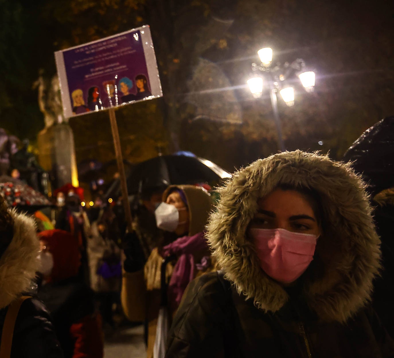 Oviedo acoge la gran manifestación del 25-N en la que más de seiscientas personas, unidas y bajo la lluvia, lanzan un grito de apoyo a las víctimas y reivindican el fin de la violencia machista. La marcha sirve también para poner de relieve el calvario de la violencia vicaria, es decir, el que emplean los agresores para hacer daño a las mujeres a través de sus hijos.