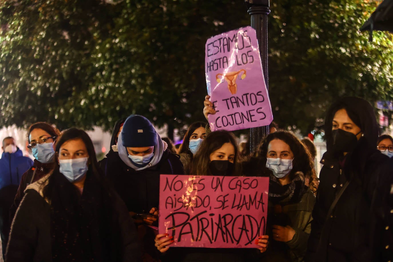 Oviedo acoge la gran manifestación del 25-N en la que más de seiscientas personas, unidas y bajo la lluvia, lanzan un grito de apoyo a las víctimas y reivindican el fin de la violencia machista. La marcha sirve también para poner de relieve el calvario de la violencia vicaria, es decir, el que emplean los agresores para hacer daño a las mujeres a través de sus hijos.
