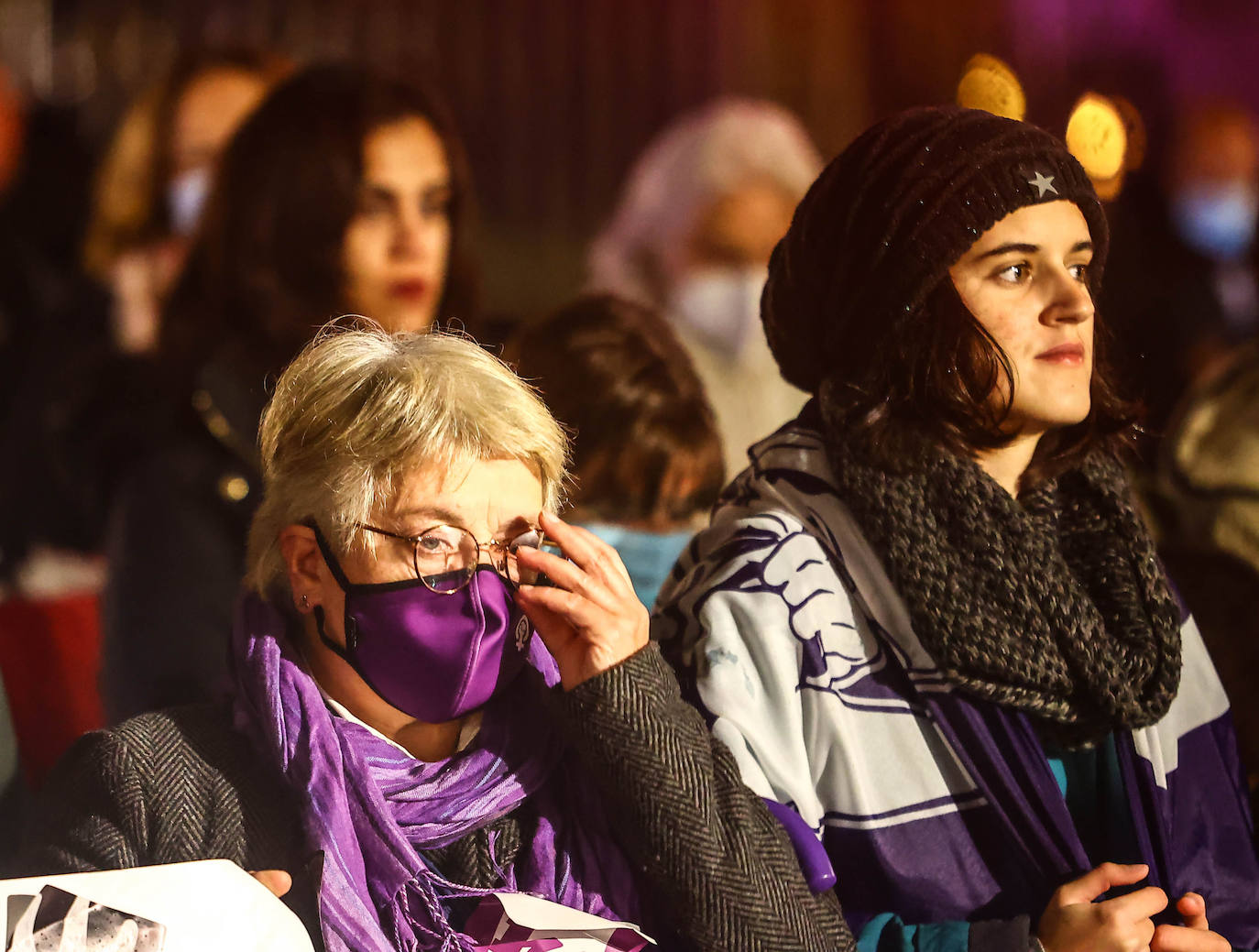 Oviedo acoge la gran manifestación del 25-N en la que más de seiscientas personas, unidas y bajo la lluvia, lanzan un grito de apoyo a las víctimas y reivindican el fin de la violencia machista. La marcha sirve también para poner de relieve el calvario de la violencia vicaria, es decir, el que emplean los agresores para hacer daño a las mujeres a través de sus hijos.
