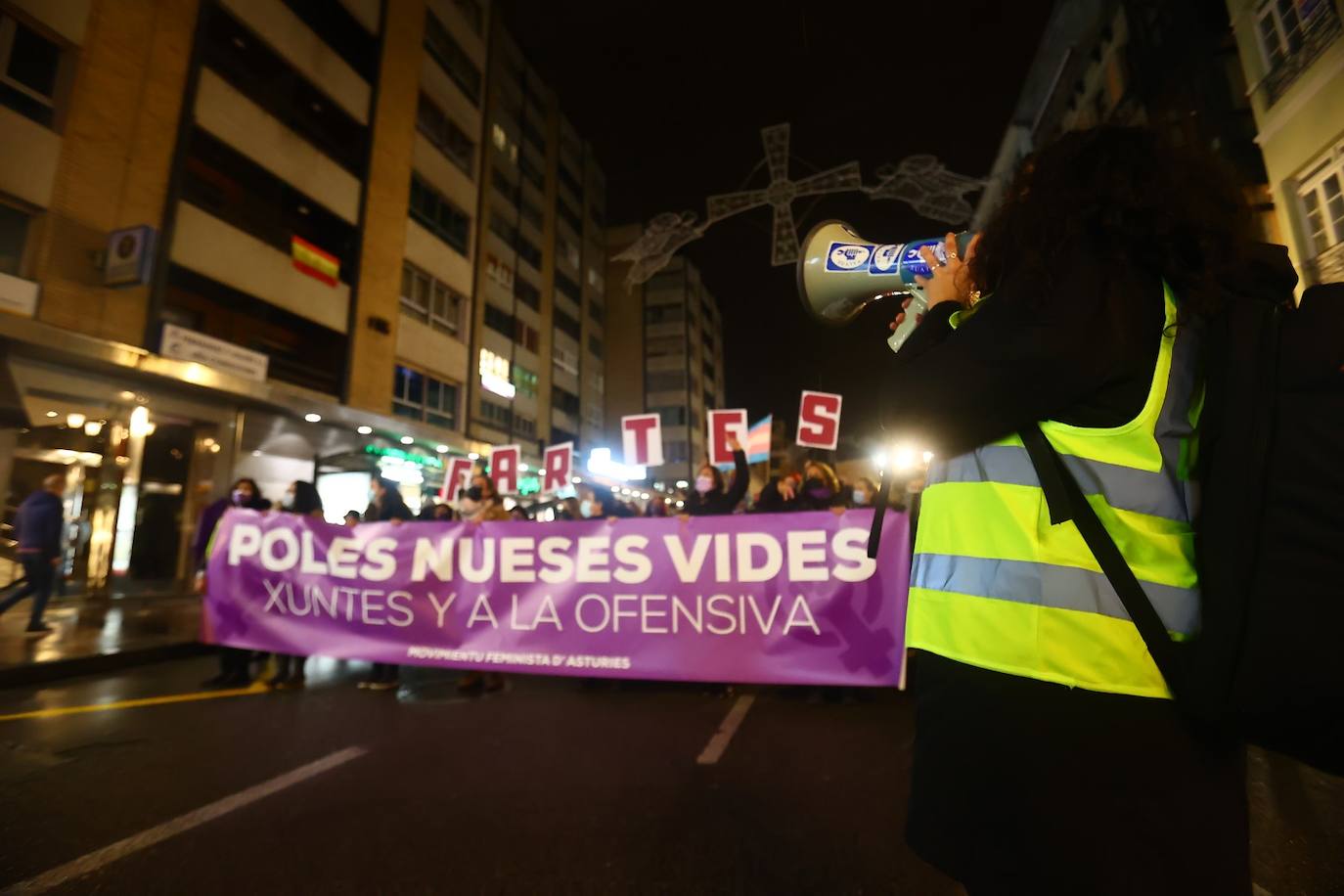 Oviedo acoge la gran manifestación del 25-N en la que más de seiscientas personas, unidas y bajo la lluvia, lanzan un grito de apoyo a las víctimas y reivindican el fin de la violencia machista. La marcha sirve también para poner de relieve el calvario de la violencia vicaria, es decir, el que emplean los agresores para hacer daño a las mujeres a través de sus hijos.
