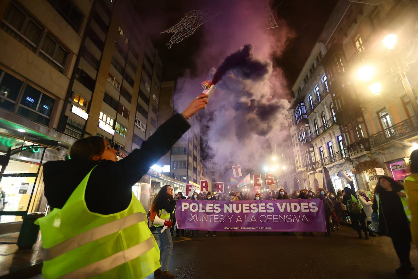 Oviedo acoge la gran manifestación del 25-N en la que más de seiscientas personas, unidas y bajo la lluvia, lanzan un grito de apoyo a las víctimas y reivindican el fin de la violencia machista. La marcha sirve también para poner de relieve el calvario de la violencia vicaria, es decir, el que emplean los agresores para hacer daño a las mujeres a través de sus hijos.