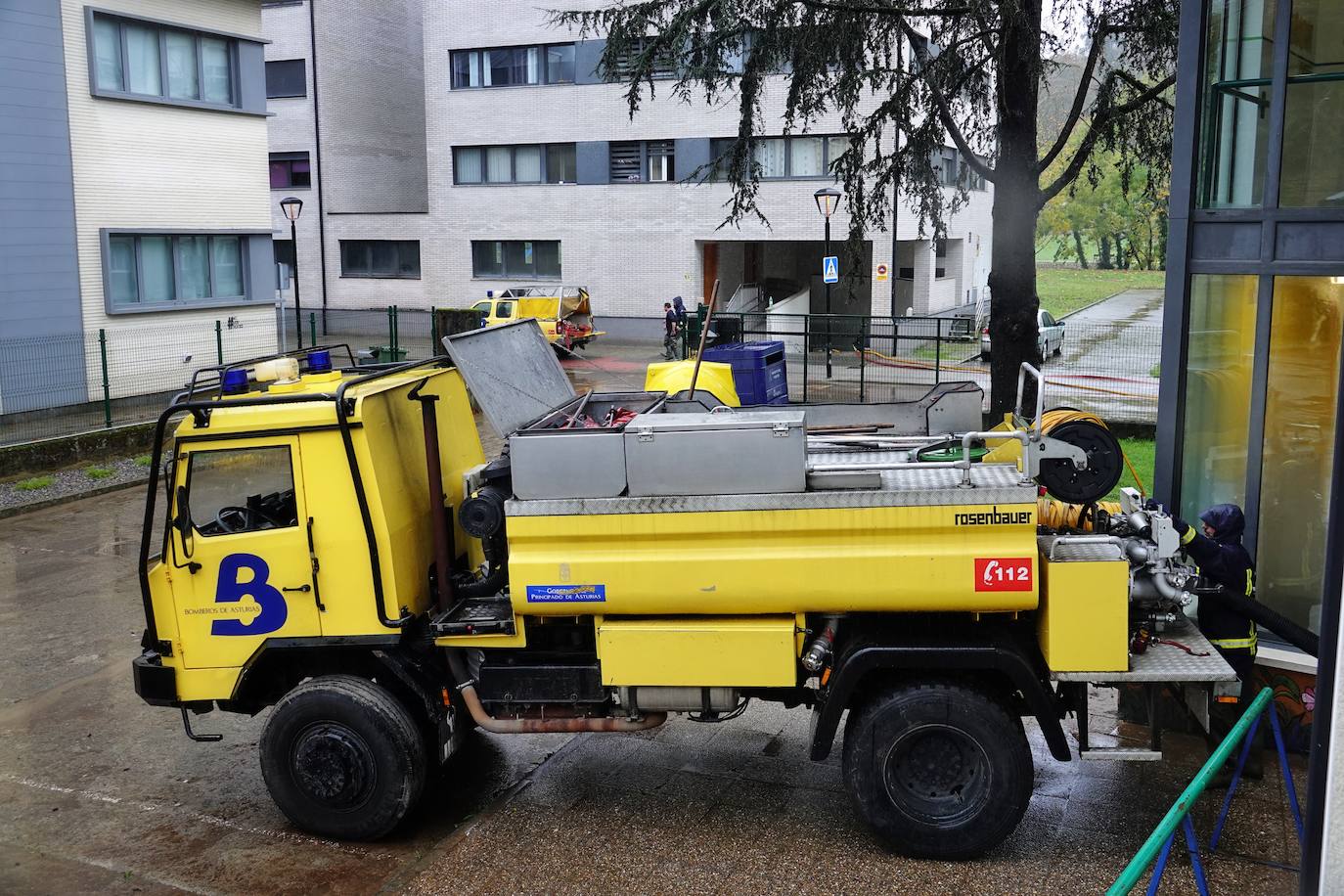 Los concejos afectados por las fuertes lluvias tratan de recuperarse de los estragos causados por el temporal. Con las treguas intermitentes que están concediendo las precipitaciones, bomberos y vecinos se afanan en limpiar los destrozos que el agua provocó en las últimas horas. En Arriondas, los esfuerzos se centran tanto en la zona escolar y el barrio de El Barco como en la deportiva, donde ha sido una mañana de limpieza y retirada del barro.