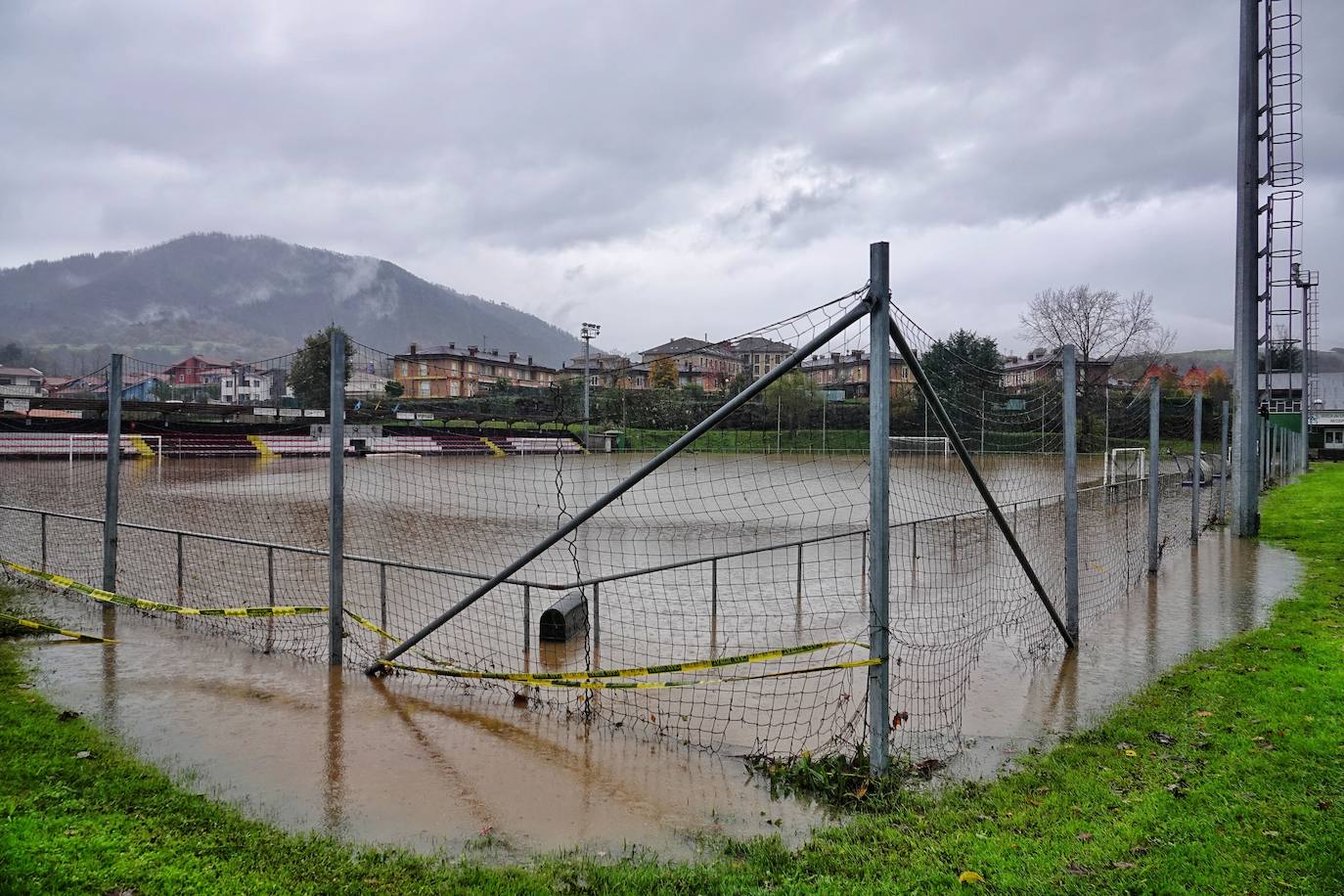 Los concejos afectados por las fuertes lluvias tratan de recuperarse de los estragos causados por el temporal. Con las treguas intermitentes que están concediendo las precipitaciones, bomberos y vecinos se afanan en limpiar los destrozos que el agua provocó en las últimas horas. En Arriondas, los esfuerzos se centran tanto en la zona escolar y el barrio de El Barco como en la deportiva, donde ha sido una mañana de limpieza y retirada del barro.