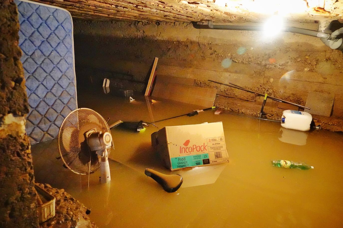 Los concejos afectados por las fuertes lluvias tratan de recuperarse de los estragos causados por el temporal. Con las treguas intermitentes que están concediendo las precipitaciones, bomberos y vecinos se afanan en limpiar los destrozos que el agua provocó en las últimas horas. En Arriondas, los esfuerzos se centran tanto en la zona escolar y el barrio de El Barco como en la deportiva, donde ha sido una mañana de limpieza y retirada del barro.