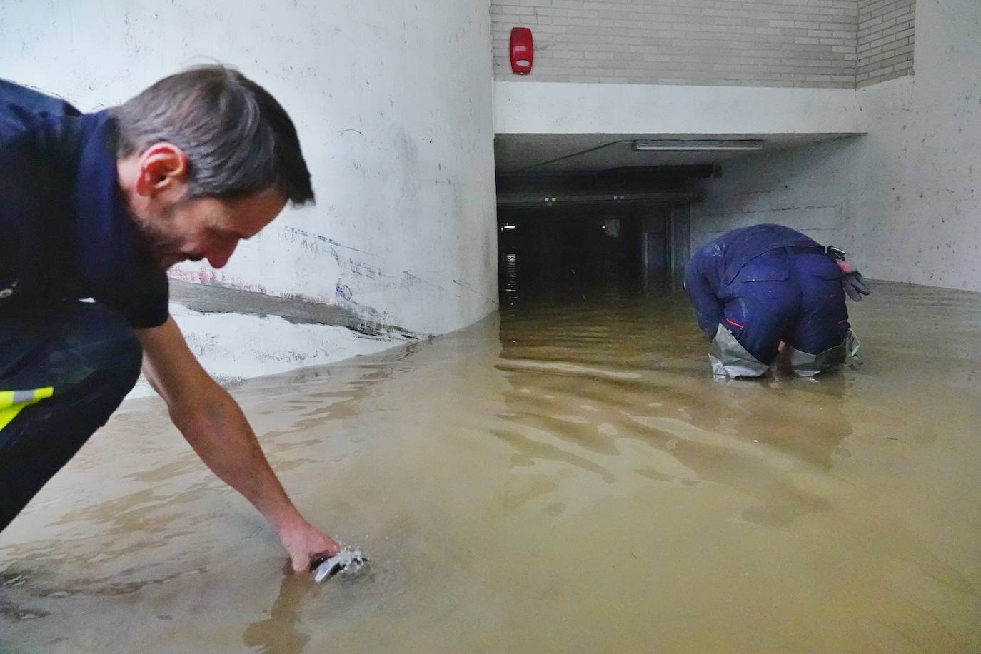 Los concejos afectados por las fuertes lluvias tratan de recuperarse de los estragos causados por el temporal. Con las treguas intermitentes que están concediendo las precipitaciones, bomberos y vecinos se afanan en limpiar los destrozos que el agua provocó en las últimas horas. En Arriondas, los esfuerzos se centran tanto en la zona escolar y el barrio de El Barco como en la deportiva, donde ha sido una mañana de limpieza y retirada del barro.