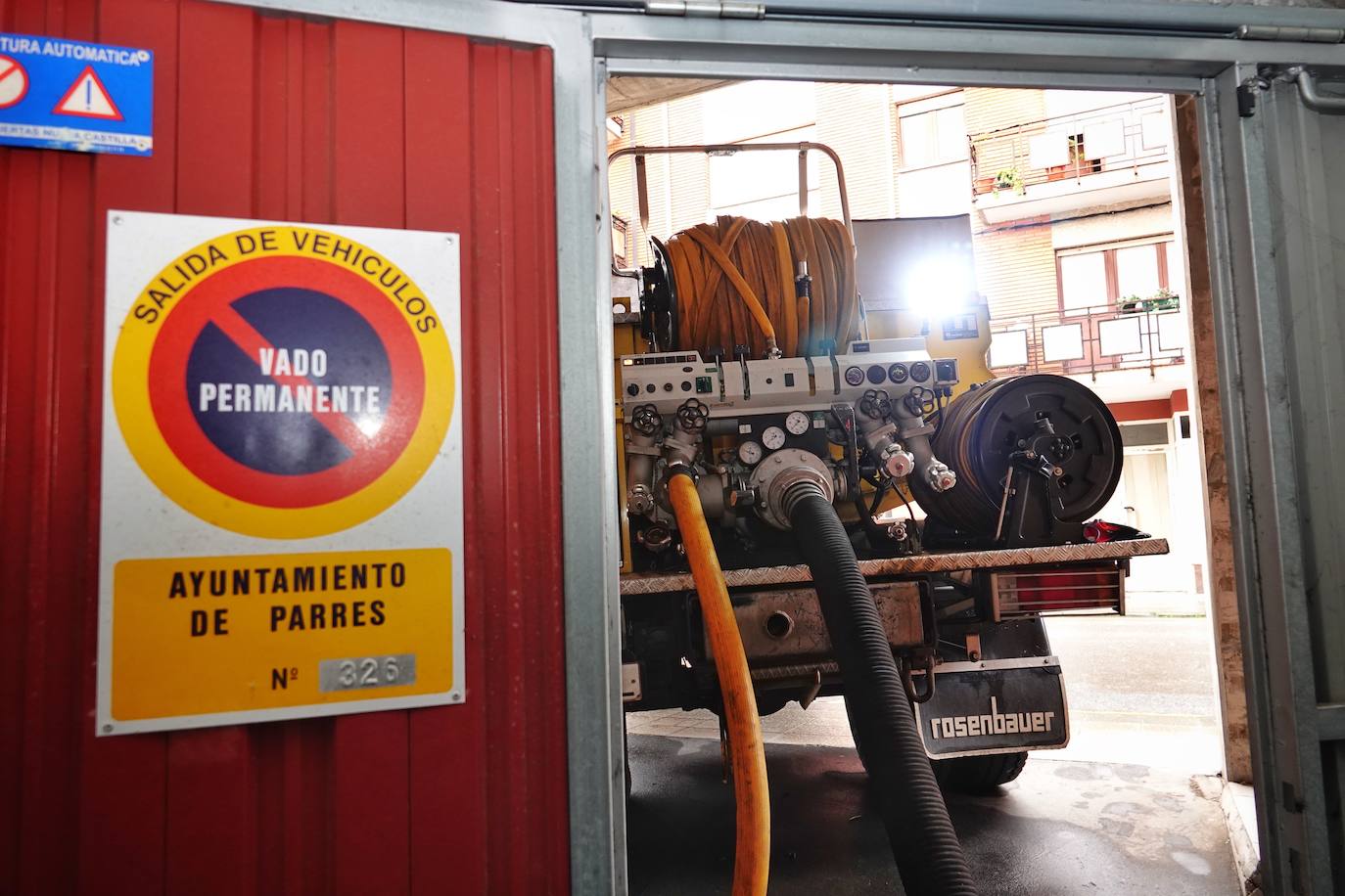 Los concejos afectados por las fuertes lluvias tratan de recuperarse de los estragos causados por el temporal. Con las treguas intermitentes que están concediendo las precipitaciones, bomberos y vecinos se afanan en limpiar los destrozos que el agua provocó en las últimas horas. En Arriondas, los esfuerzos se centran tanto en la zona escolar y el barrio de El Barco como en la deportiva, donde ha sido una mañana de limpieza y retirada del barro.