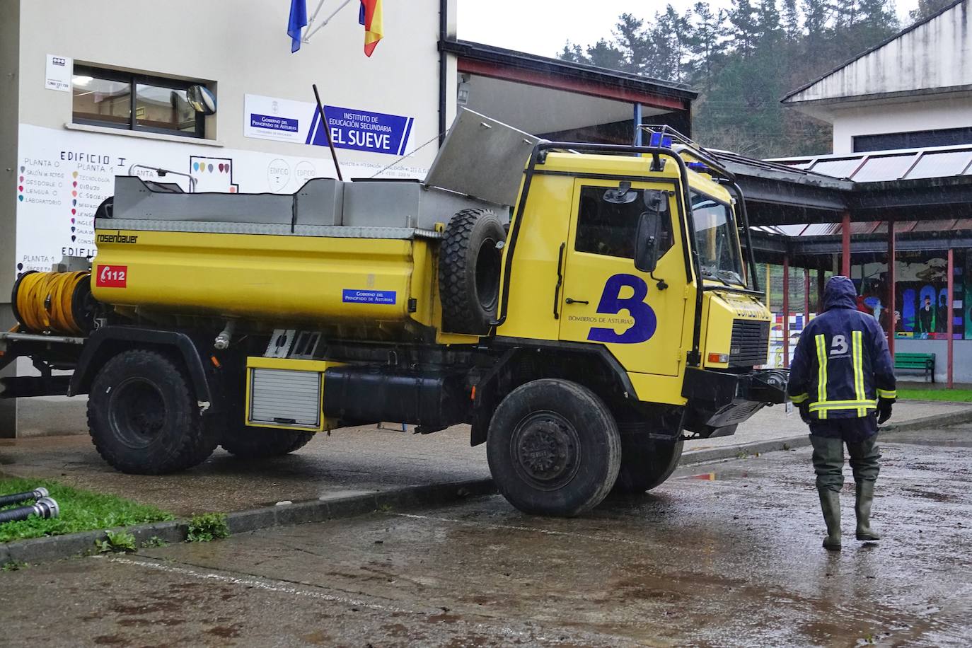 Los concejos afectados por las fuertes lluvias tratan de recuperarse de los estragos causados por el temporal. Con las treguas intermitentes que están concediendo las precipitaciones, bomberos y vecinos se afanan en limpiar los destrozos que el agua provocó en las últimas horas. En Arriondas, los esfuerzos se centran tanto en la zona escolar y el barrio de El Barco como en la deportiva, donde ha sido una mañana de limpieza y retirada del barro.