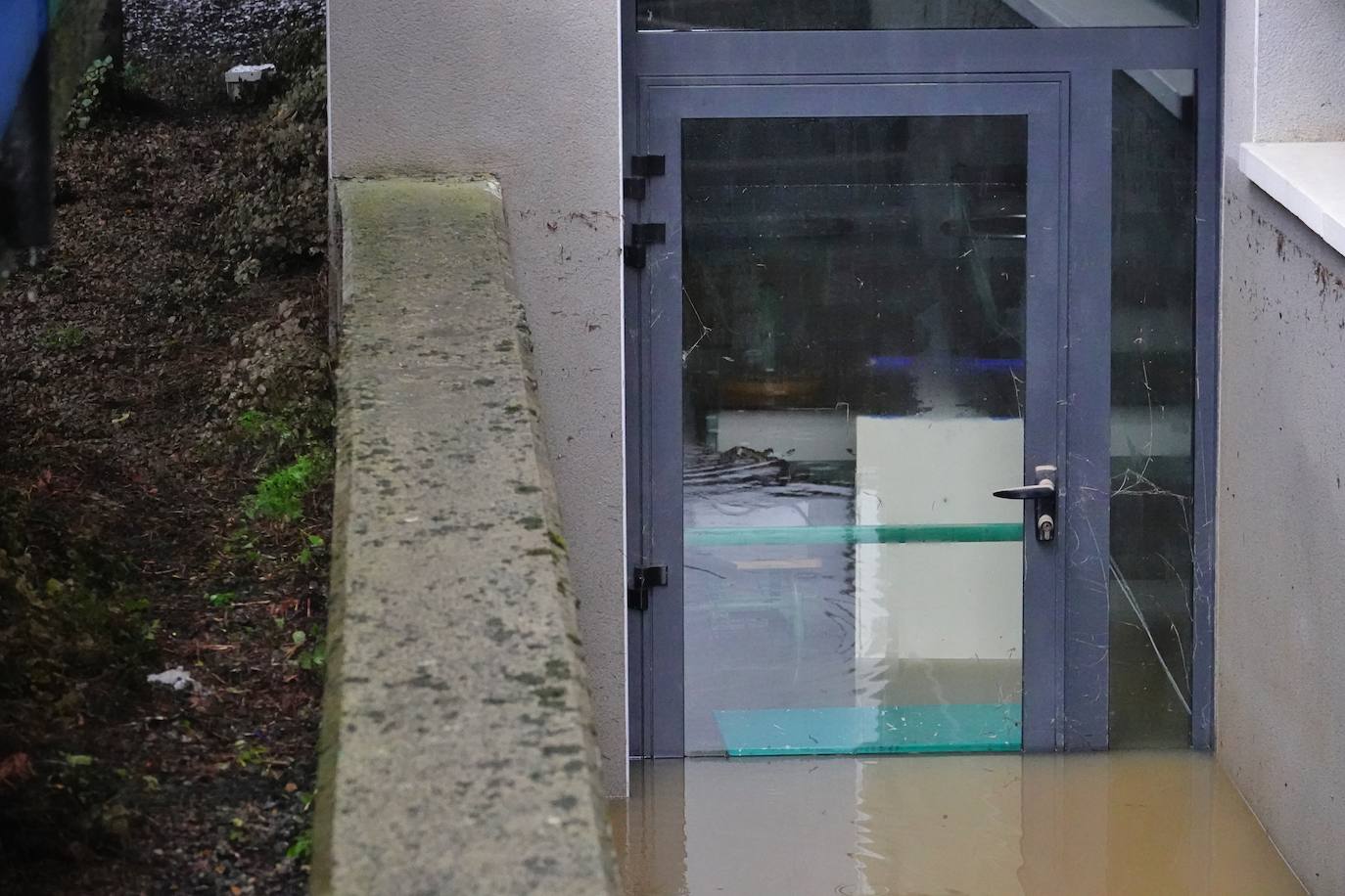 Los concejos afectados por las fuertes lluvias tratan de recuperarse de los estragos causados por el temporal. Con las treguas intermitentes que están concediendo las precipitaciones, bomberos y vecinos se afanan en limpiar los destrozos que el agua provocó en las últimas horas. En Arriondas, los esfuerzos se centran tanto en la zona escolar y el barrio de El Barco como en la deportiva, donde ha sido una mañana de limpieza y retirada del barro.