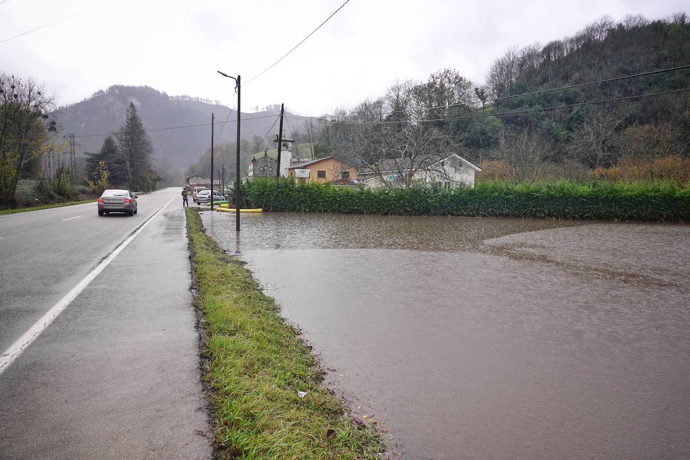 Los concejos afectados por las fuertes lluvias tratan de recuperarse de los estragos causados por el temporal. Con las treguas intermitentes que están concediendo las precipitaciones, bomberos y vecinos se afanan en limpiar los destrozos que el agua provocó en las últimas horas. En Arriondas, los esfuerzos se centran tanto en la zona escolar y el barrio de El Barco como en la deportiva, donde ha sido una mañana de limpieza y retirada del barro.