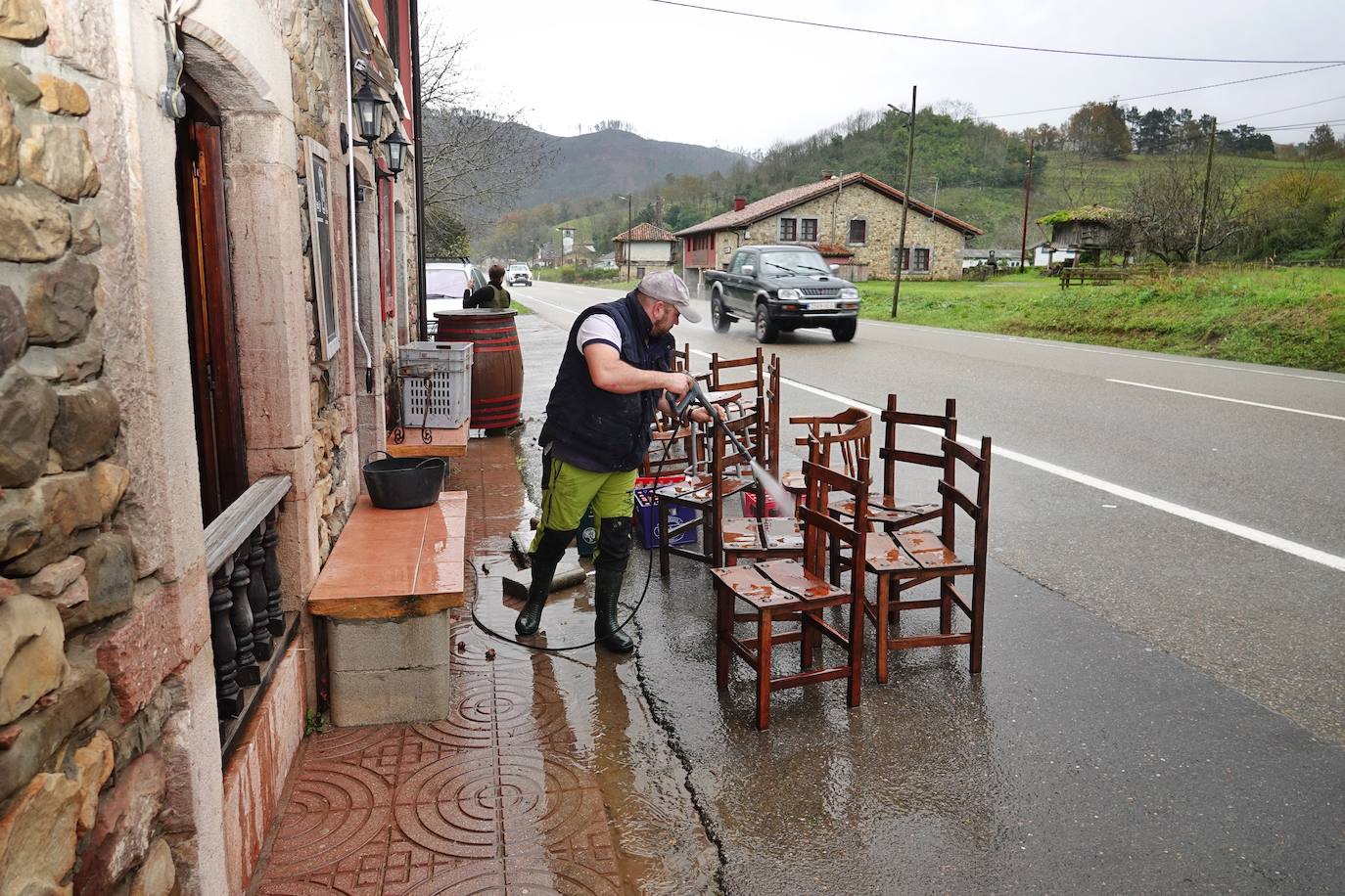 Los concejos afectados por las fuertes lluvias tratan de recuperarse de los estragos causados por el temporal. Con las treguas intermitentes que están concediendo las precipitaciones, bomberos y vecinos se afanan en limpiar los destrozos que el agua provocó en las últimas horas. En Arriondas, los esfuerzos se centran tanto en la zona escolar y el barrio de El Barco como en la deportiva, donde ha sido una mañana de limpieza y retirada del barro.