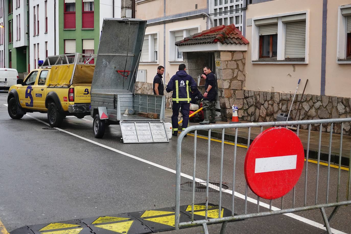 Los concejos afectados por las fuertes lluvias tratan de recuperarse de los estragos causados por el temporal. Con las treguas intermitentes que están concediendo las precipitaciones, bomberos y vecinos se afanan en limpiar los destrozos que el agua provocó en las últimas horas. En Arriondas, los esfuerzos se centran tanto en la zona escolar y el barrio de El Barco como en la deportiva, donde ha sido una mañana de limpieza y retirada del barro.