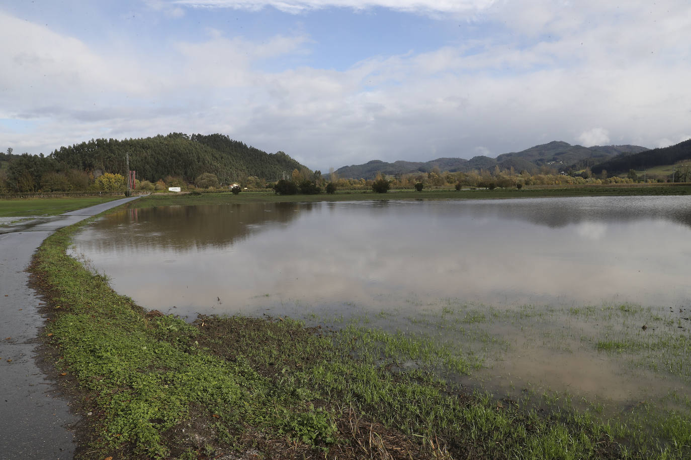 Los concejos afectados por las fuertes lluvias tratan de recuperarse de los estragos causados por el temporal. Con las treguas intermitentes que están concediendo las precipitaciones, bomberos y vecinos se afanan en limpiar los destrozos que el agua provocó en las últimas horas. En Arriondas, los esfuerzos se centran tanto en la zona escolar y el barrio de El Barco como en la deportiva, donde ha sido una mañana de limpieza y retirada del barro.