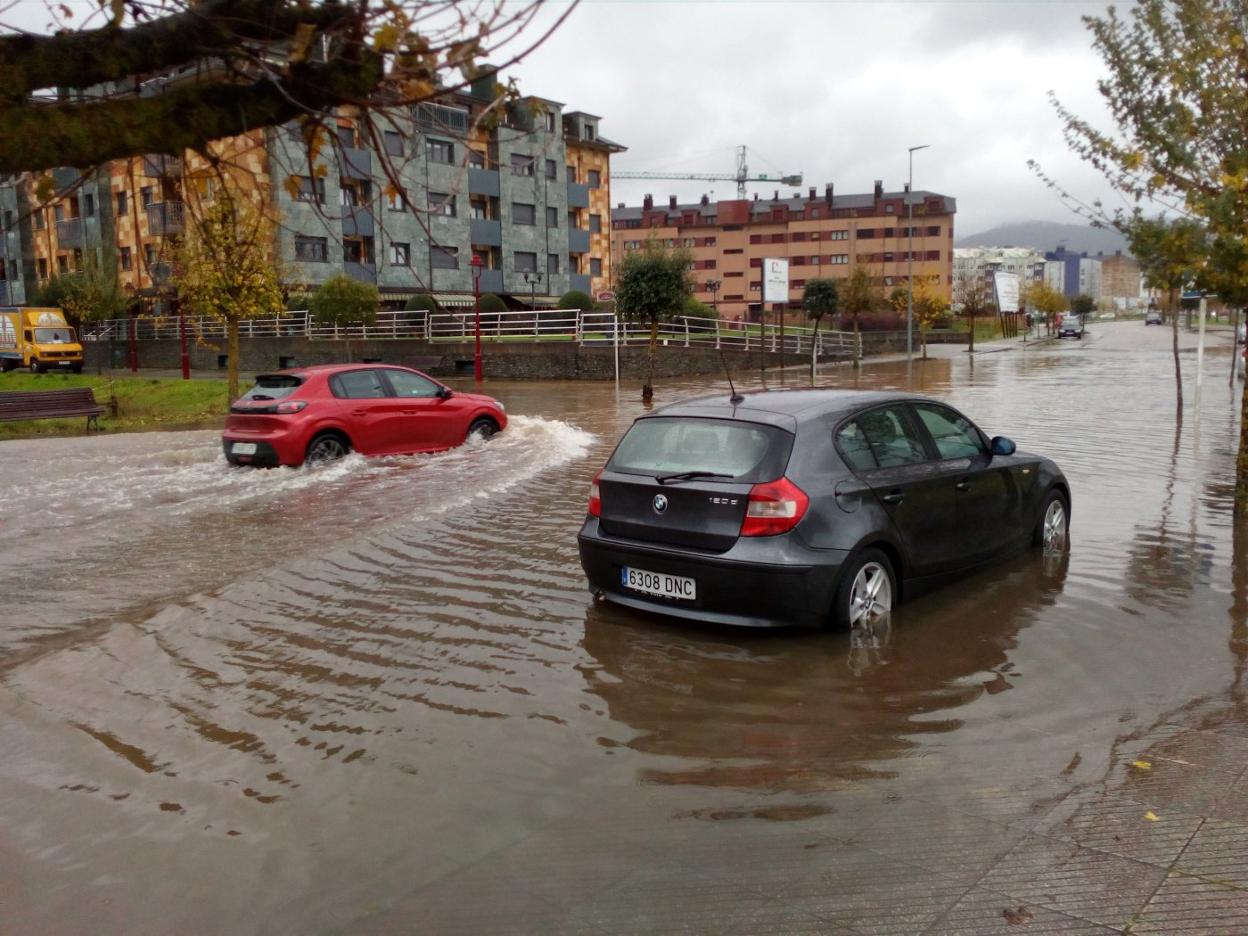 Villaviciosa. Un coche atraviesa una zona inundada de la avenida de España de la capital maliaya, junto al parque de la Barquerina. 