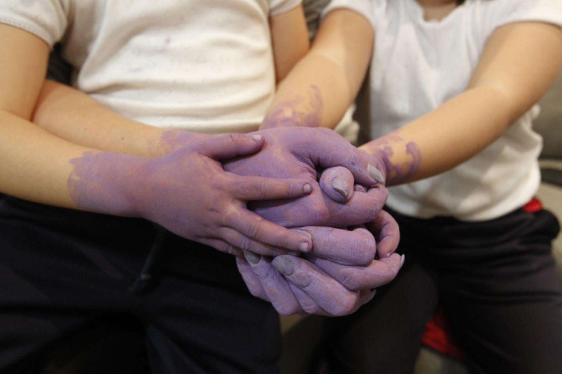 Familiar.María y sus dos pequeñas permanecen unidas, con el deseo de que este infierno acabe pronto. 