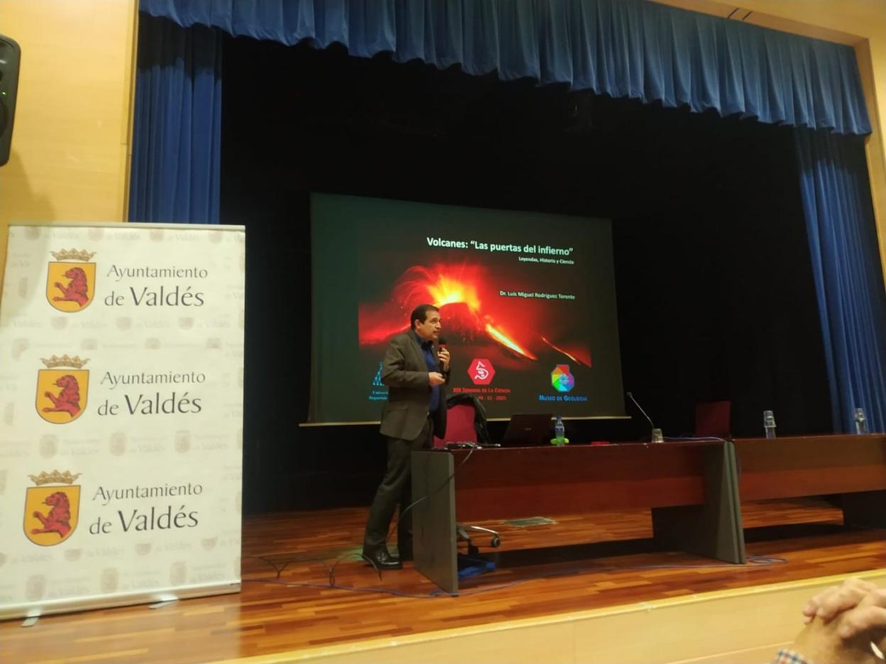 El geólogo Luis Miguel Rodríguez Terente, durante su ponencia. 