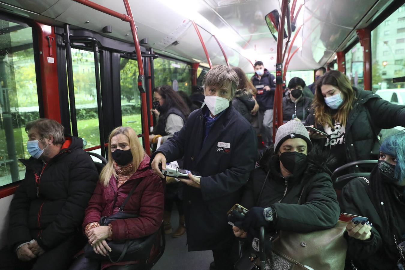 Los once revisores vuelven a subirse a los autobuses de línea tras la pandemia e incorporan entre sus filas a la primera mujer, Nieves Romero.