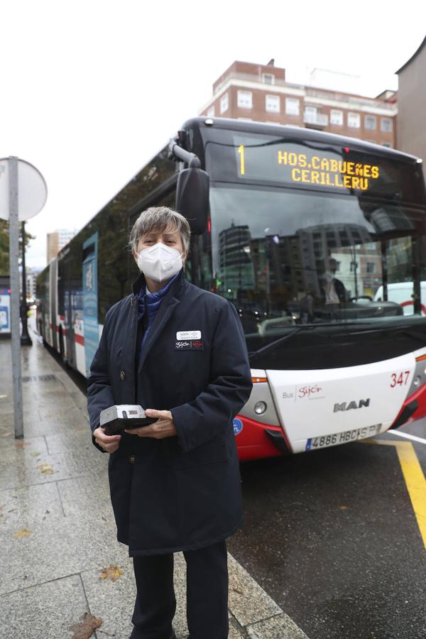 Los once revisores vuelven a subirse a los autobuses de línea tras la pandemia e incorporan entre sus filas a la primera mujer, Nieves Romero.