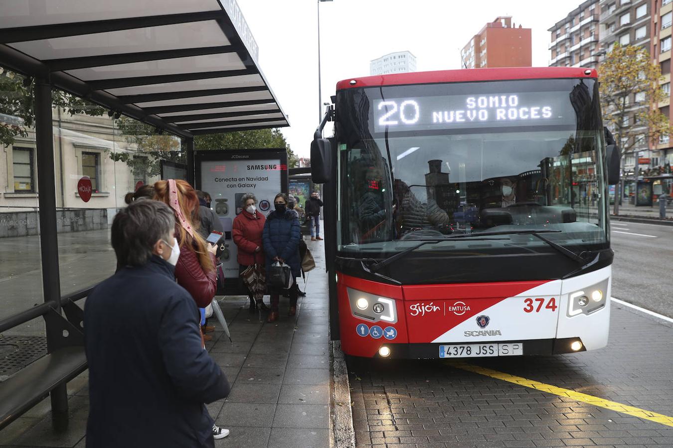 Los once revisores vuelven a subirse a los autobuses de línea tras la pandemia e incorporan entre sus filas a la primera mujer, Nieves Romero.