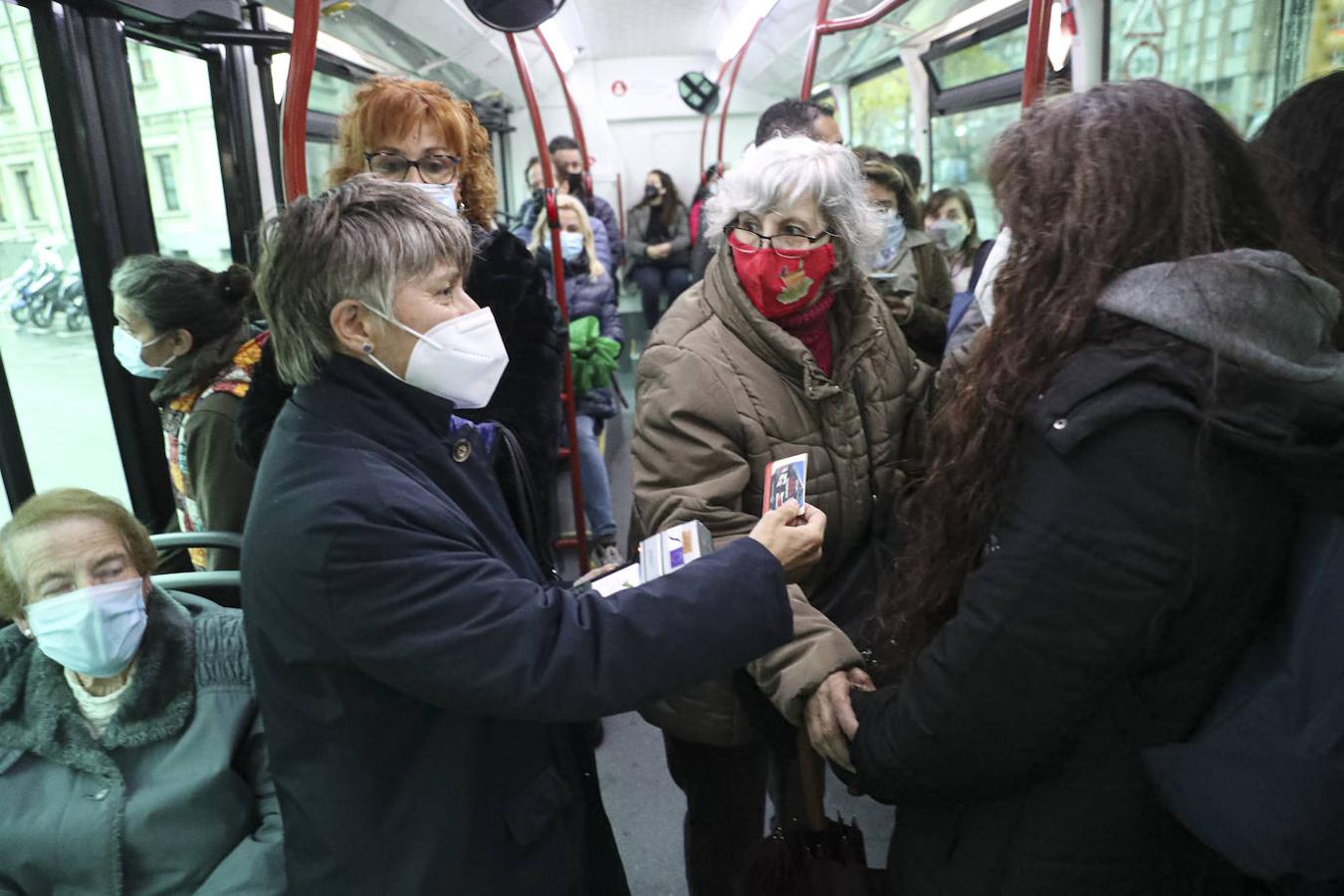 Los once revisores vuelven a subirse a los autobuses de línea tras la pandemia e incorporan entre sus filas a la primera mujer, Nieves Romero.