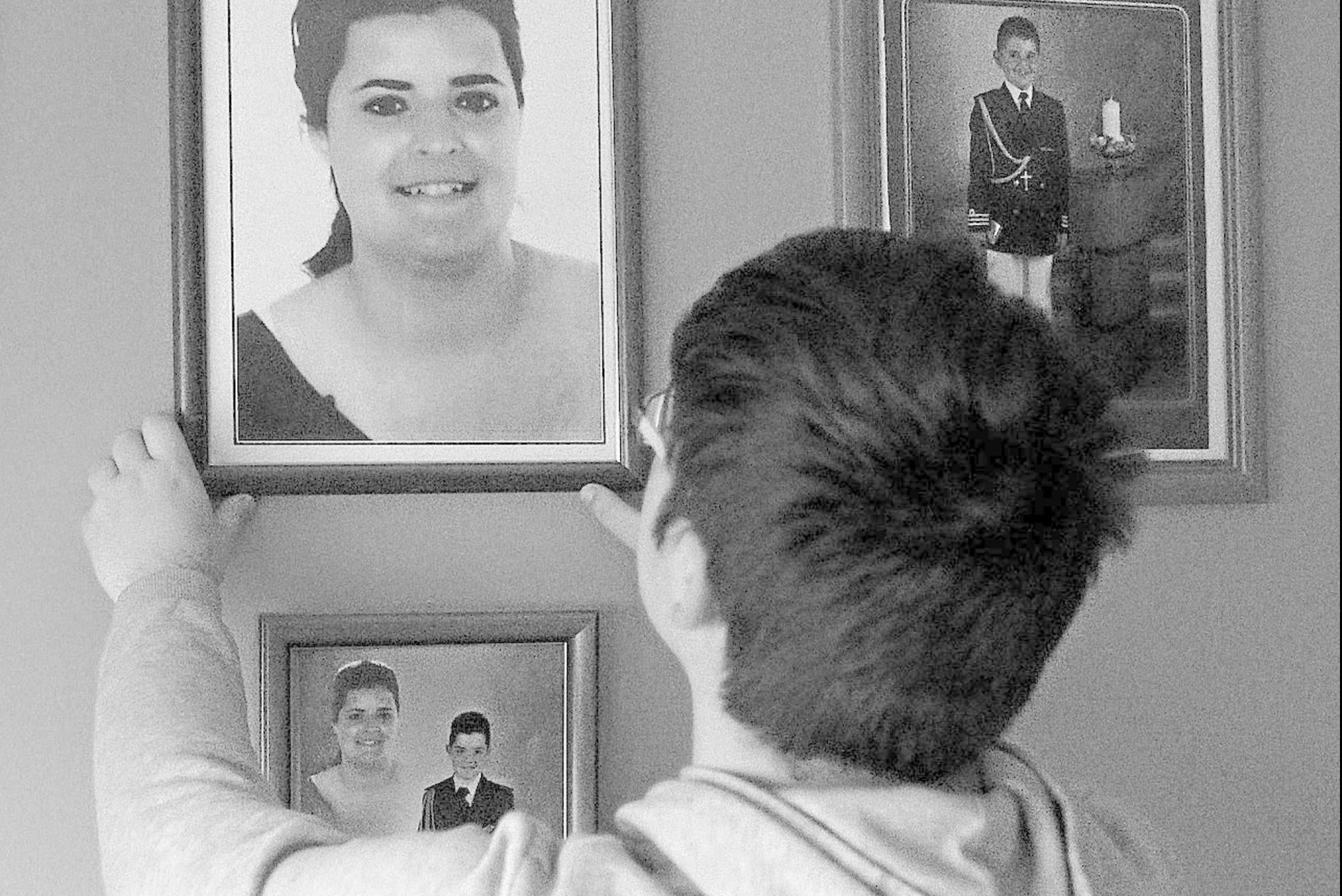 Hijo. Cristian coloca el retrato de su madre, Desirée Prieto, asesinada en 2006, cuando él era un bebé.