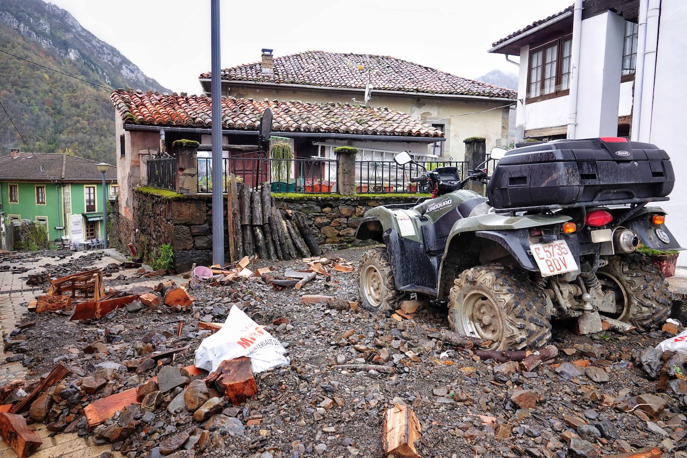 El viceconsejero de Infraestructuras, Movilidad y Territorio, Jorge García, visitó Beleño, una de las zonas más afectadas del concejo acompañado por la directora general de Infraestructuras Viarias y Portuarias, Esther Díaz.