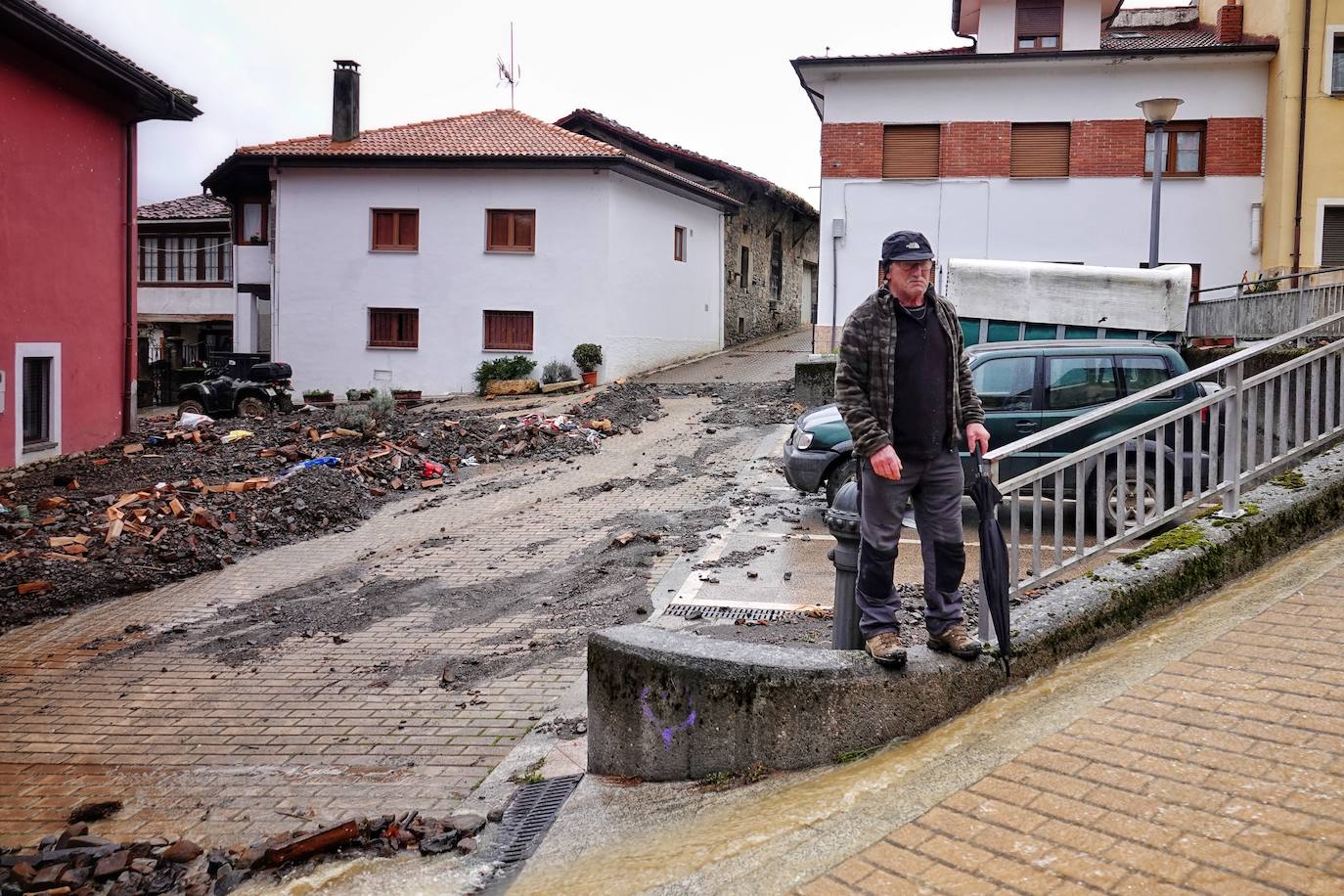 El viceconsejero de Infraestructuras, Movilidad y Territorio, Jorge García, visitó Beleño, una de las zonas más afectadas del concejo acompañado por la directora general de Infraestructuras Viarias y Portuarias, Esther Díaz.