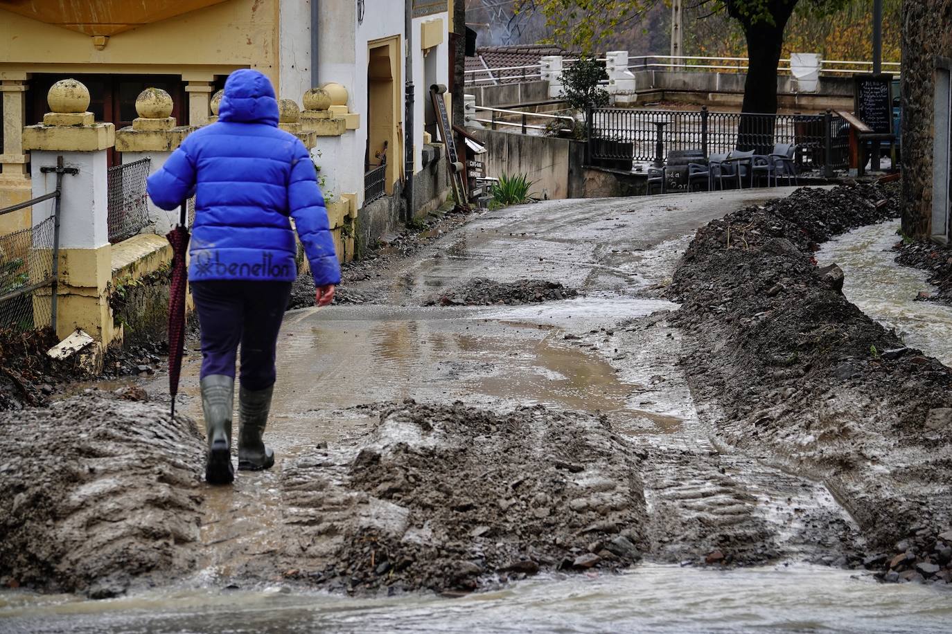 El viceconsejero de Infraestructuras, Movilidad y Territorio, Jorge García, visitó Beleño, una de las zonas más afectadas del concejo acompañado por la directora general de Infraestructuras Viarias y Portuarias, Esther Díaz.