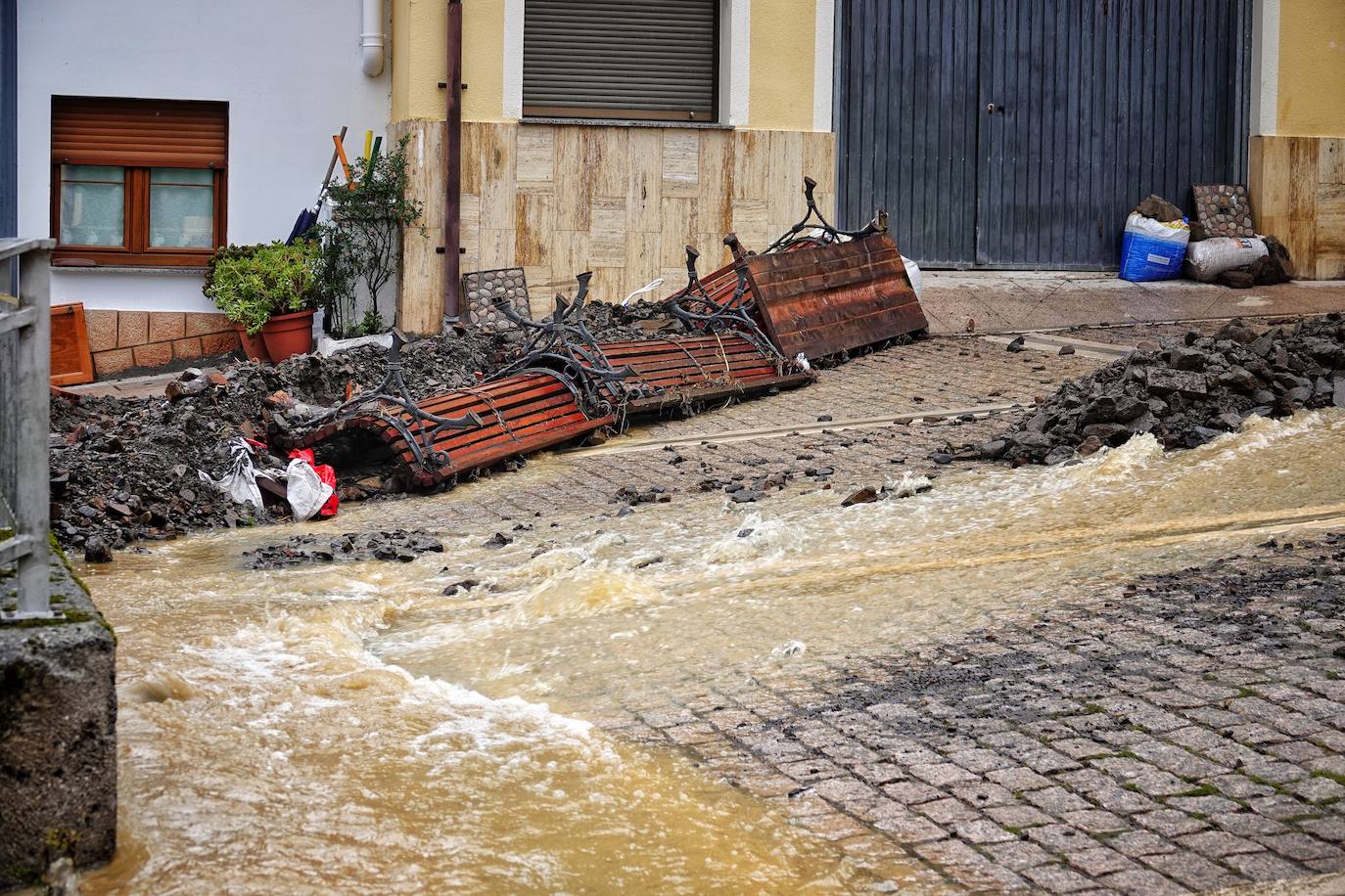 El viceconsejero de Infraestructuras, Movilidad y Territorio, Jorge García, visitó Beleño, una de las zonas más afectadas del concejo acompañado por la directora general de Infraestructuras Viarias y Portuarias, Esther Díaz.