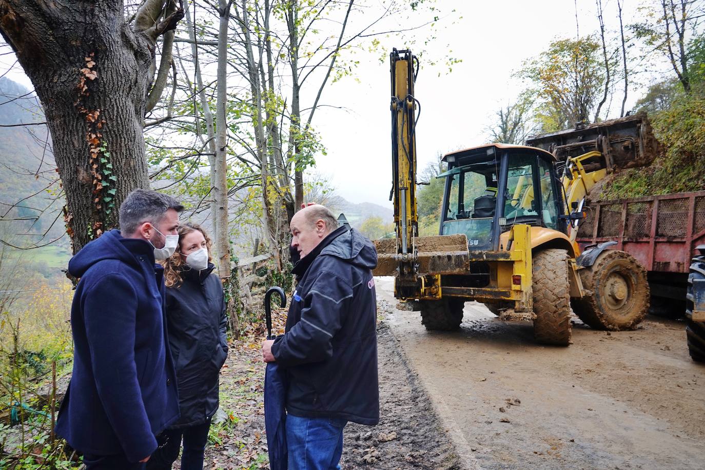 El viceconsejero de Infraestructuras, Movilidad y Territorio, Jorge García, visitó Beleño, una de las zonas más afectadas del concejo acompañado por la directora general de Infraestructuras Viarias y Portuarias, Esther Díaz.