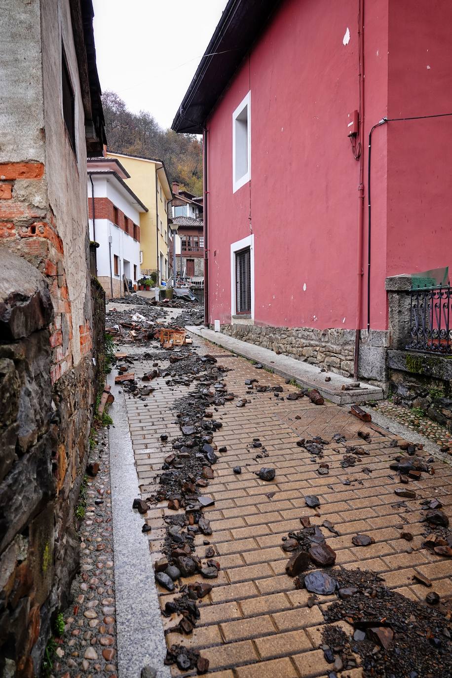 El viceconsejero de Infraestructuras, Movilidad y Territorio, Jorge García, visitó Beleño, una de las zonas más afectadas del concejo acompañado por la directora general de Infraestructuras Viarias y Portuarias, Esther Díaz.