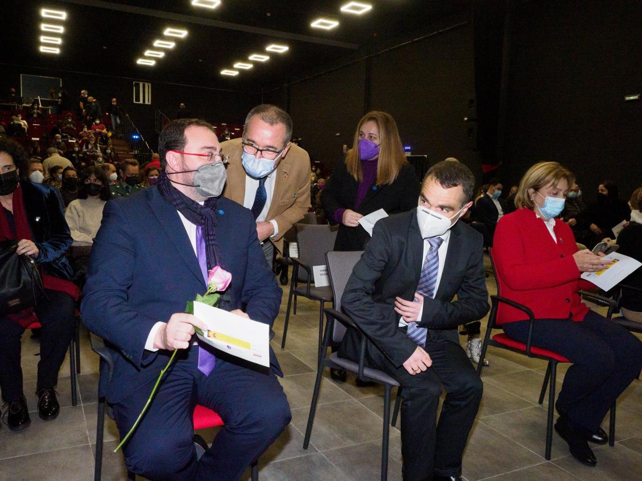 El consejero de Salud, Pablo Fernández, habla con el presidente regional, Adrián Barbón, en presencia del alcalde de Corvera, Iván González, y de la delegada del Gobierno, Delia Losa. 