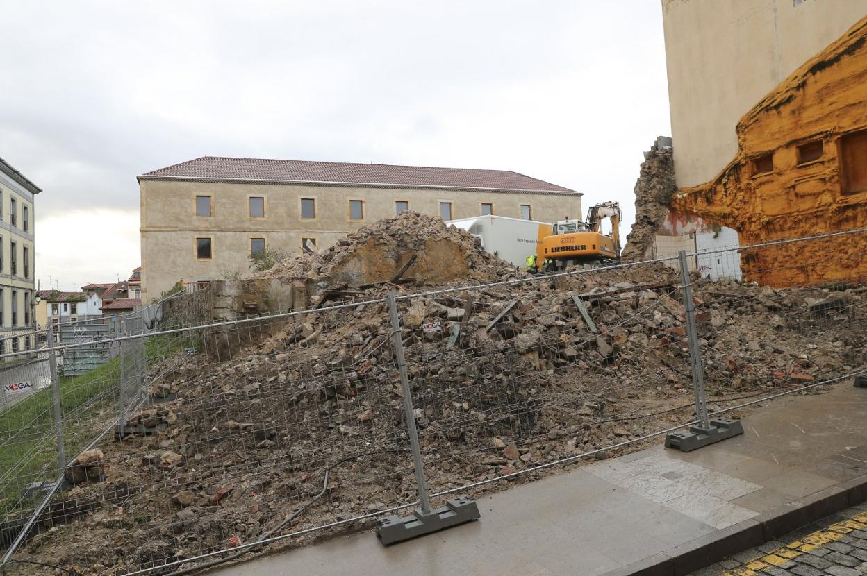 Trabajos de demolición llevados a cabo ayer en el entorno de Tabacalera por Excavaciones Bernardo y Ovalle. 
