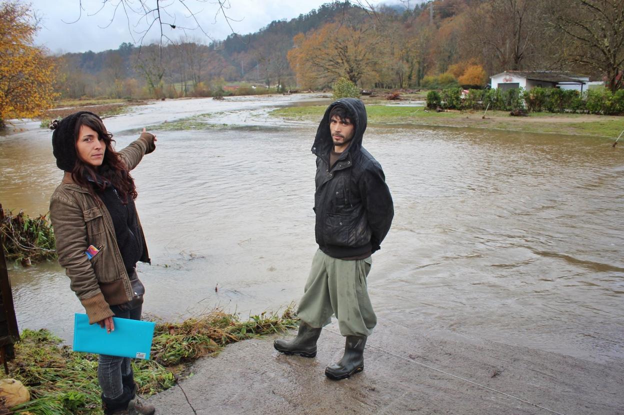 Patricia Alonso y Eldar Behrens muestran la corriente de agua que atraviesa su finca de El Llerón. 