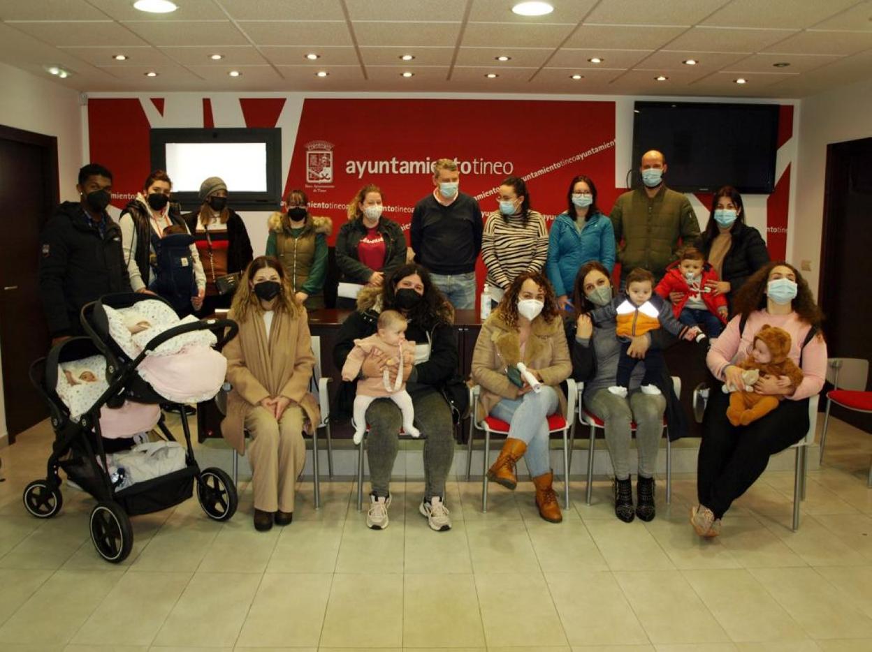 Los vecinos de Tineo que han recibido las ayudas a la natalidad concedidas por el Ayuntamiento este año. 