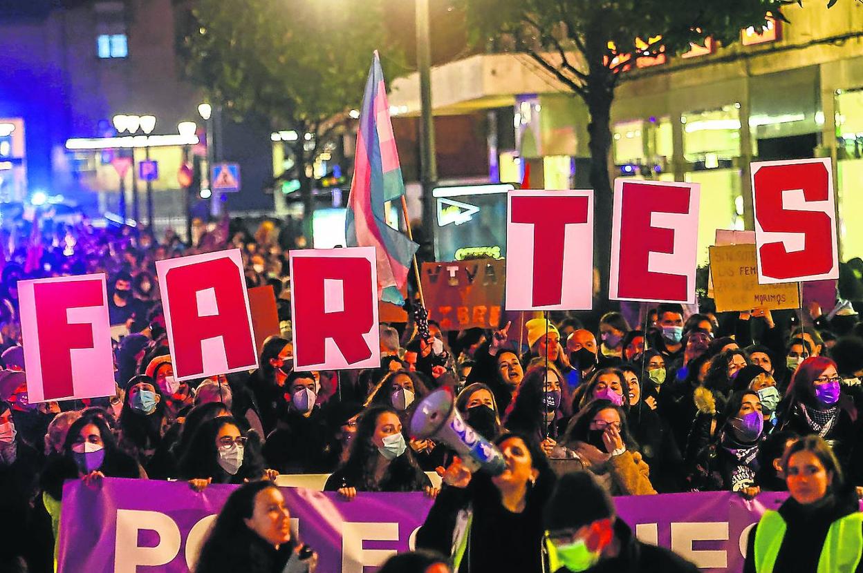 La manifestación feminista del 25N recorrió este año la calle Uría de Oviedo, con participación de más de un millar de personas. 