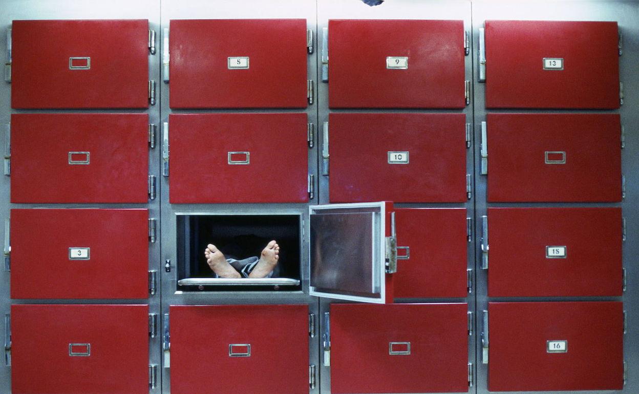 Un hombre vivo es encerrado durante siete horas en una cámara frigorífica de la morgue